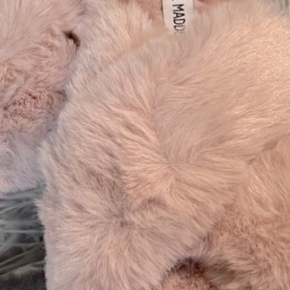 Steve Madden Slipper Pink Fluffy Comfy Slides House Shoe Women 7 8 Plush Slip On - Picture 2 of 12